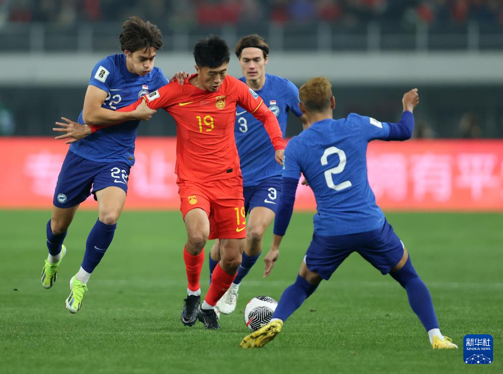 国际足球赛场上中国队展示出色球技 国际足球赛场上中国队展示出色球技