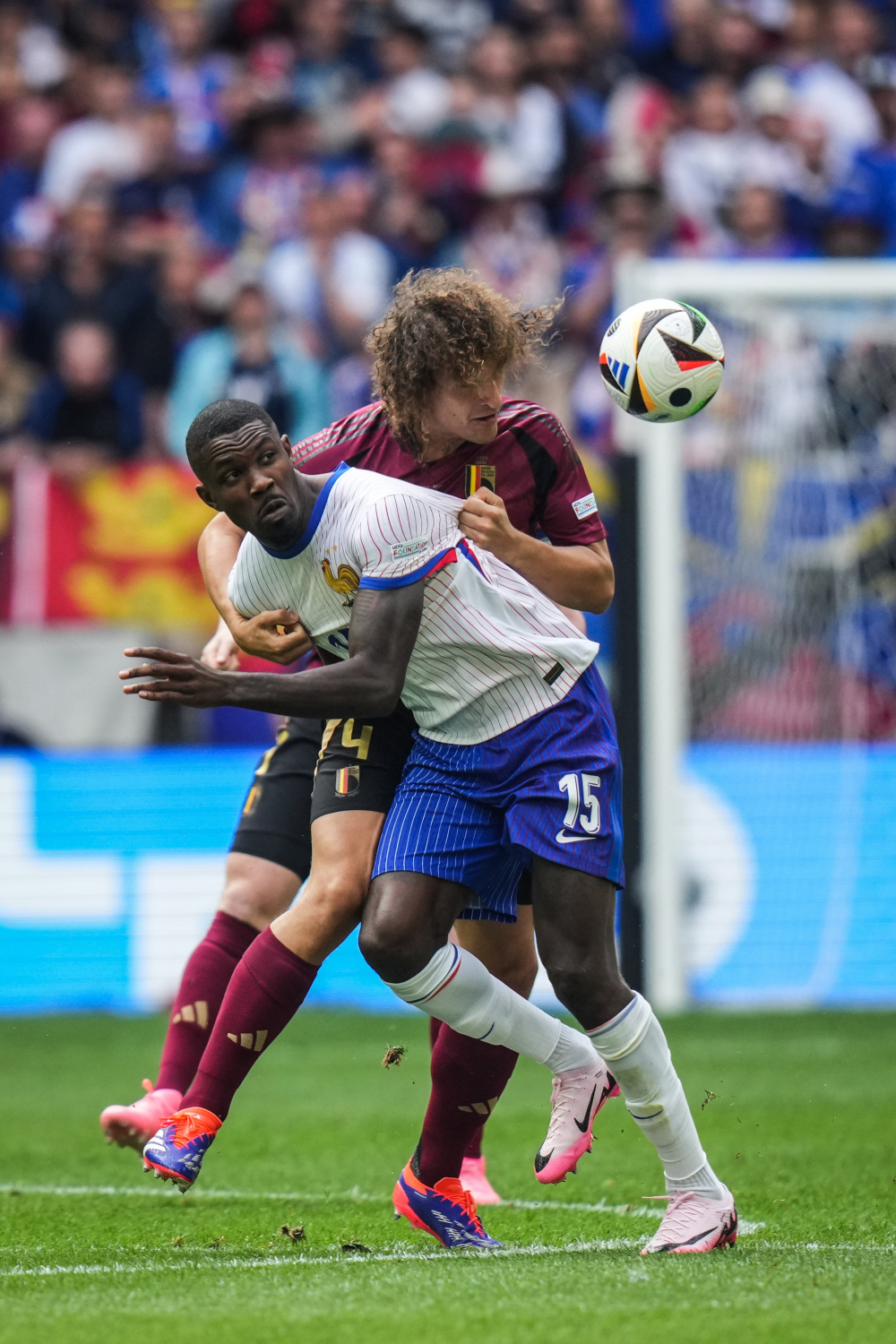 法国足球队在锦标赛上取得重要胜利的简单介绍