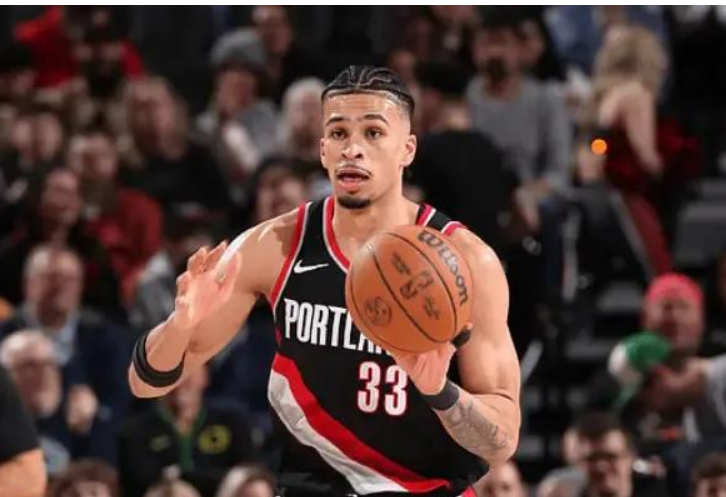 开云体育入口-人主场力压黄蜂，西蒙斯三双带领球队取得胜利