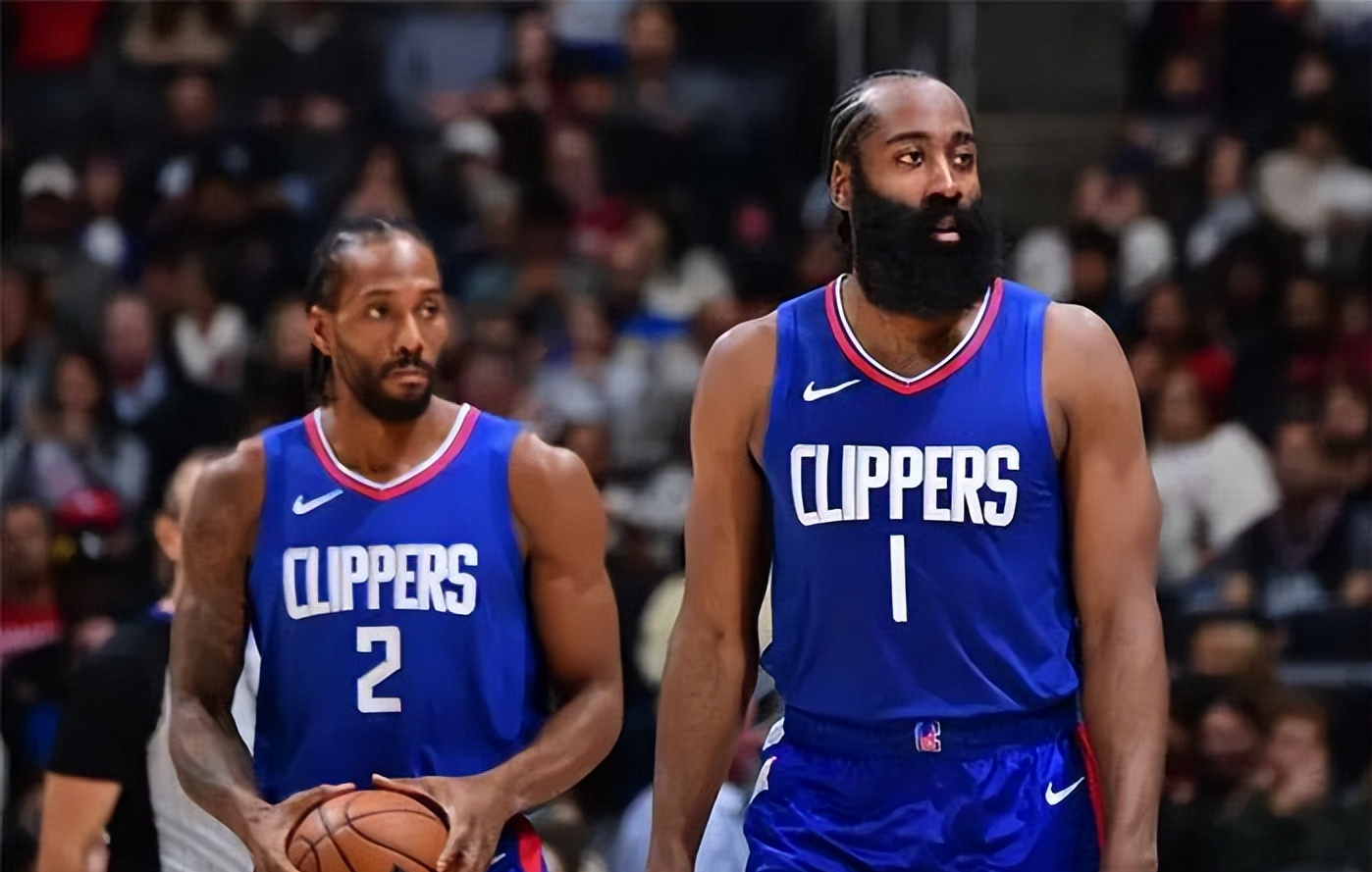 人主场力压黄蜂，西蒙斯三双带领球队取得胜利