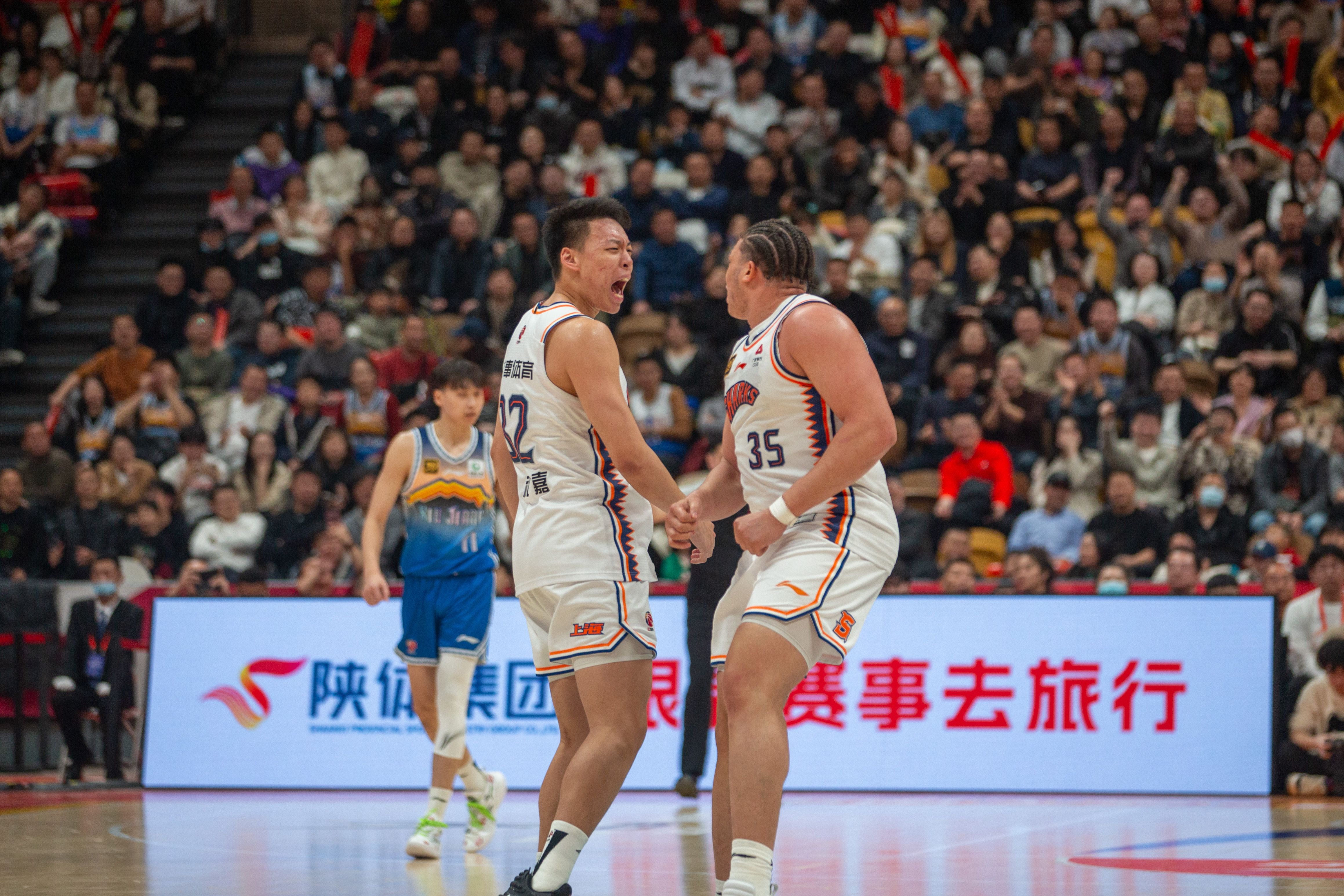 佛山男篮勇夺胜利，追击领先