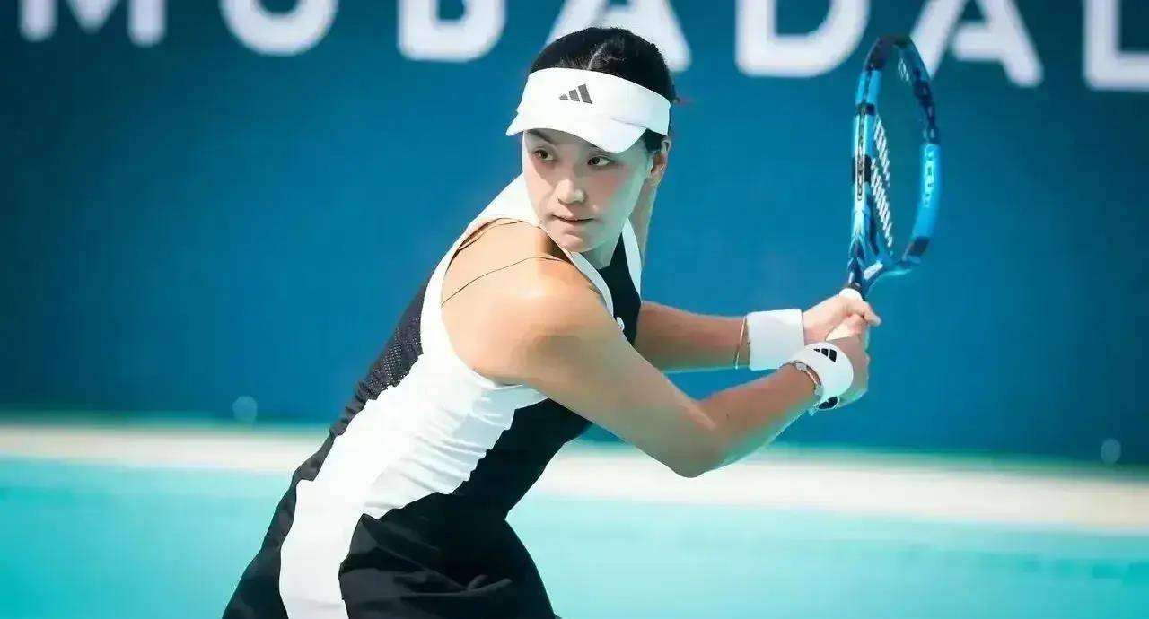 网球比赛中选手发挥出色,晋级强势 网球比赛中选手发挥出色,晋级强势