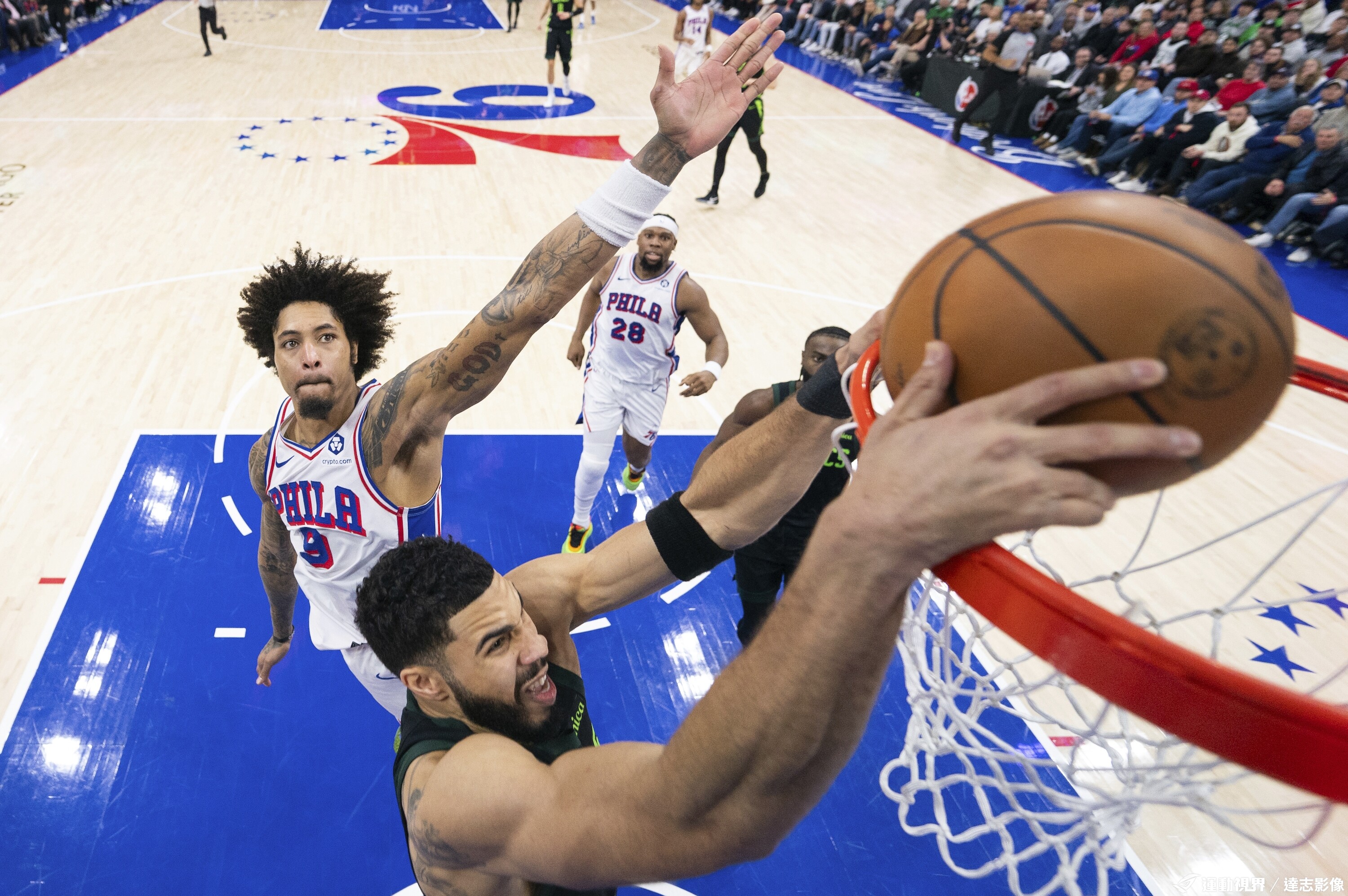 关于篮球赛事频频上演惊险逆转，观众热情高涨的信息