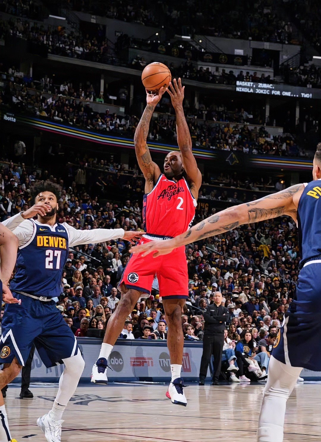 快船艰难取胜，莱昂纳德成队中核心