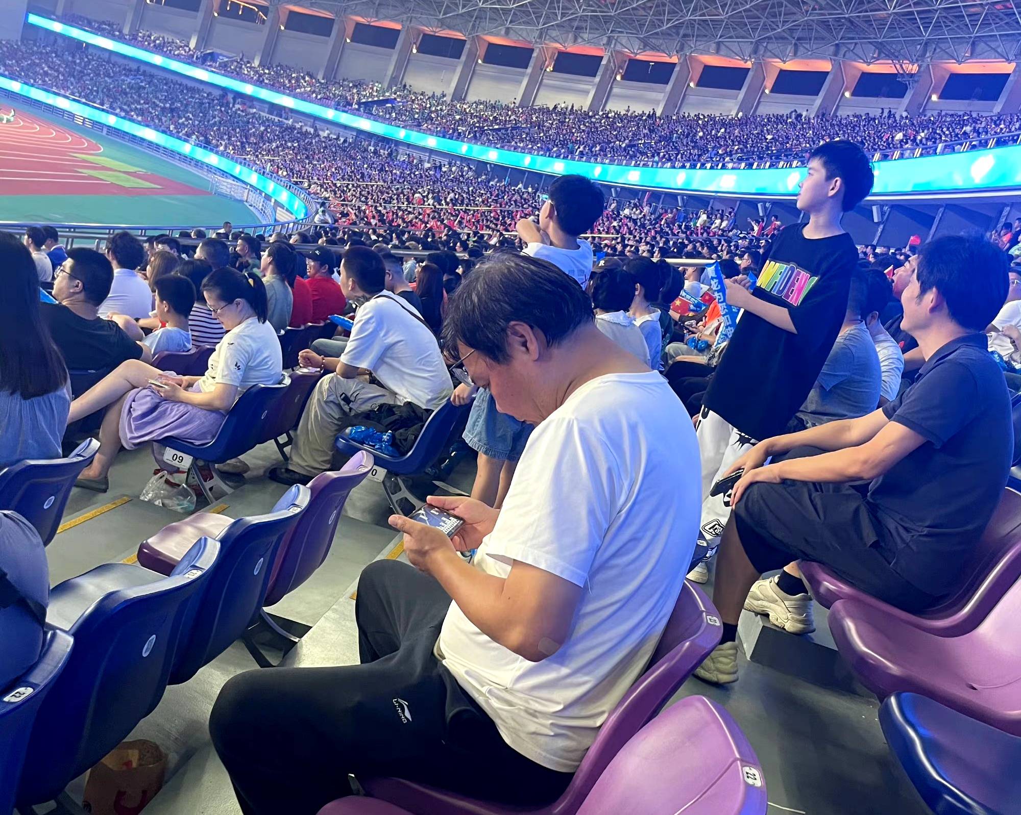 高水平比赛场面激烈，观众欢呼连连