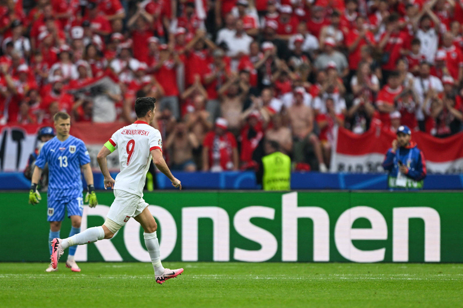 波兰实力强劲,召开全队讨论备战欧洲杯 波兰实力强劲,召开全队讨论备战欧洲杯