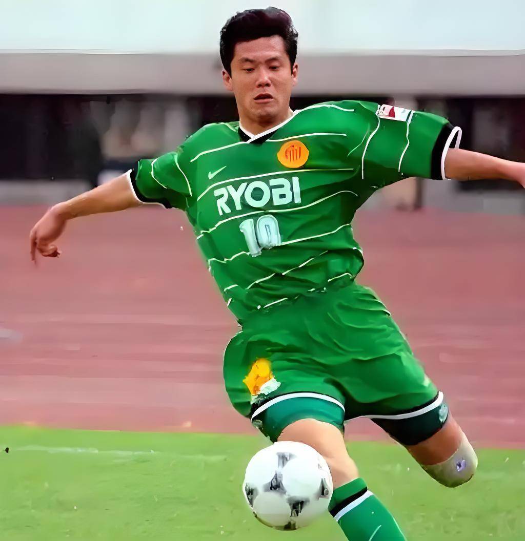 关于国内最高水平足球职业联赛竞争激烈，各队士气高昂的信息