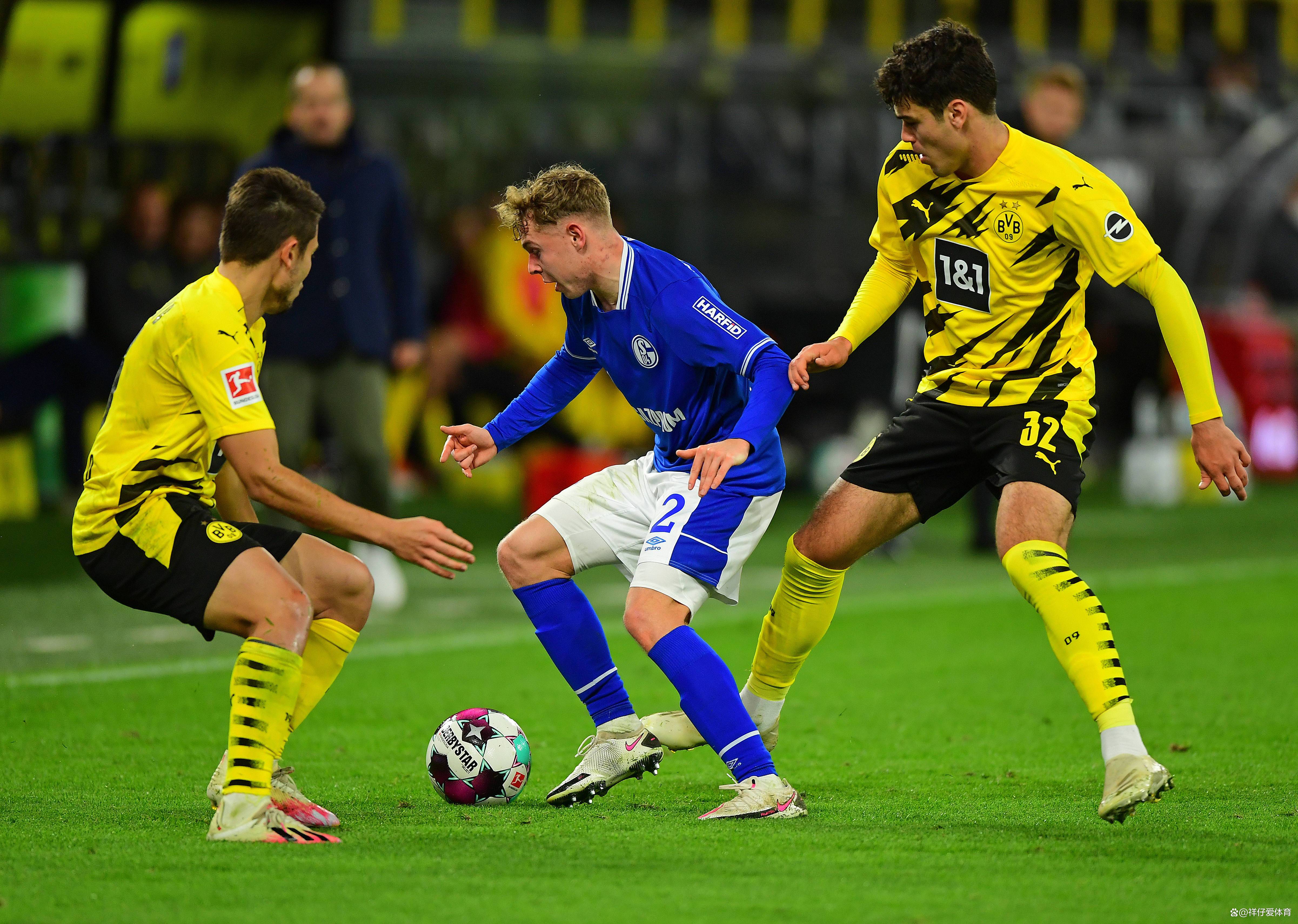 选手们在足球比赛中展现实力 选手们在足球比赛中展现实力