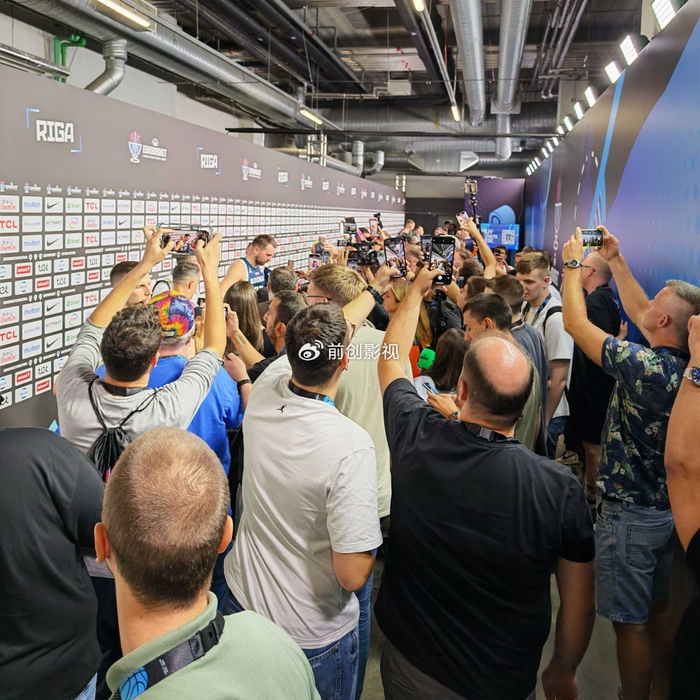 包含欧洲杯赛后采访曝光，内幕引发热议的词条