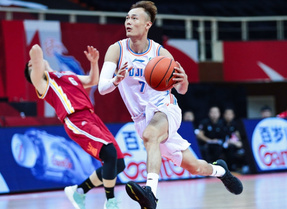 新疆队力克独行侠，王哲林统治全场