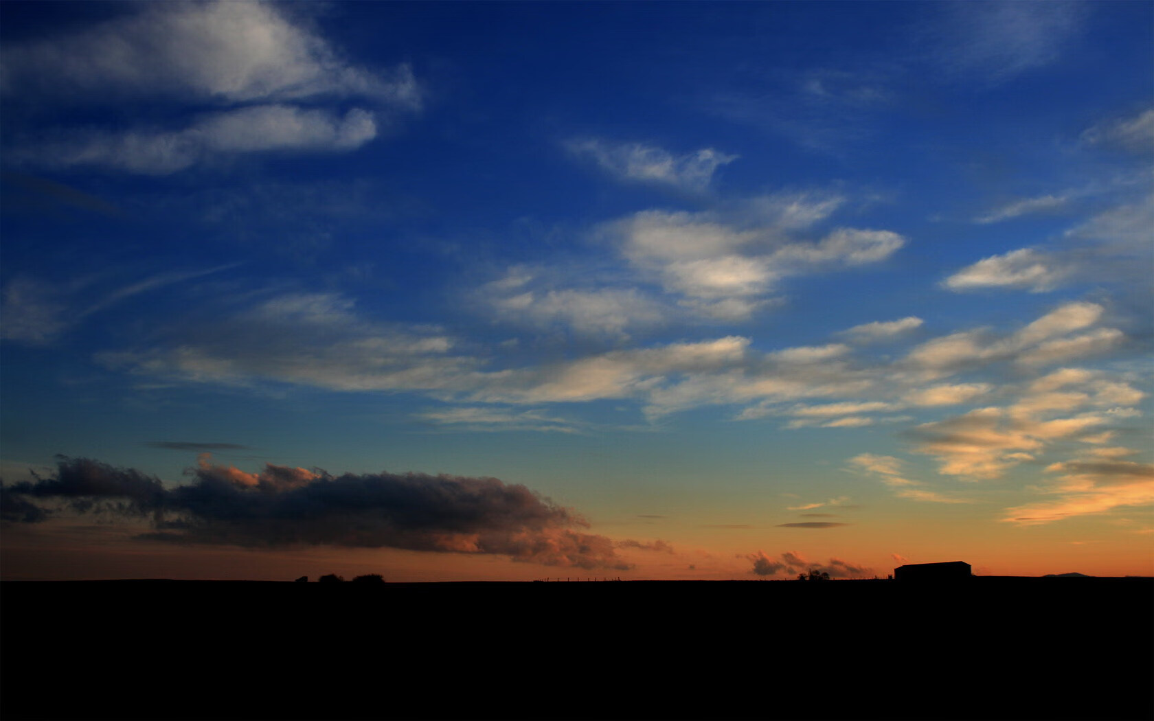 绿茵场上的两种胜利，国家德比的喧嚣与伊拉克绝境中的呐喊
