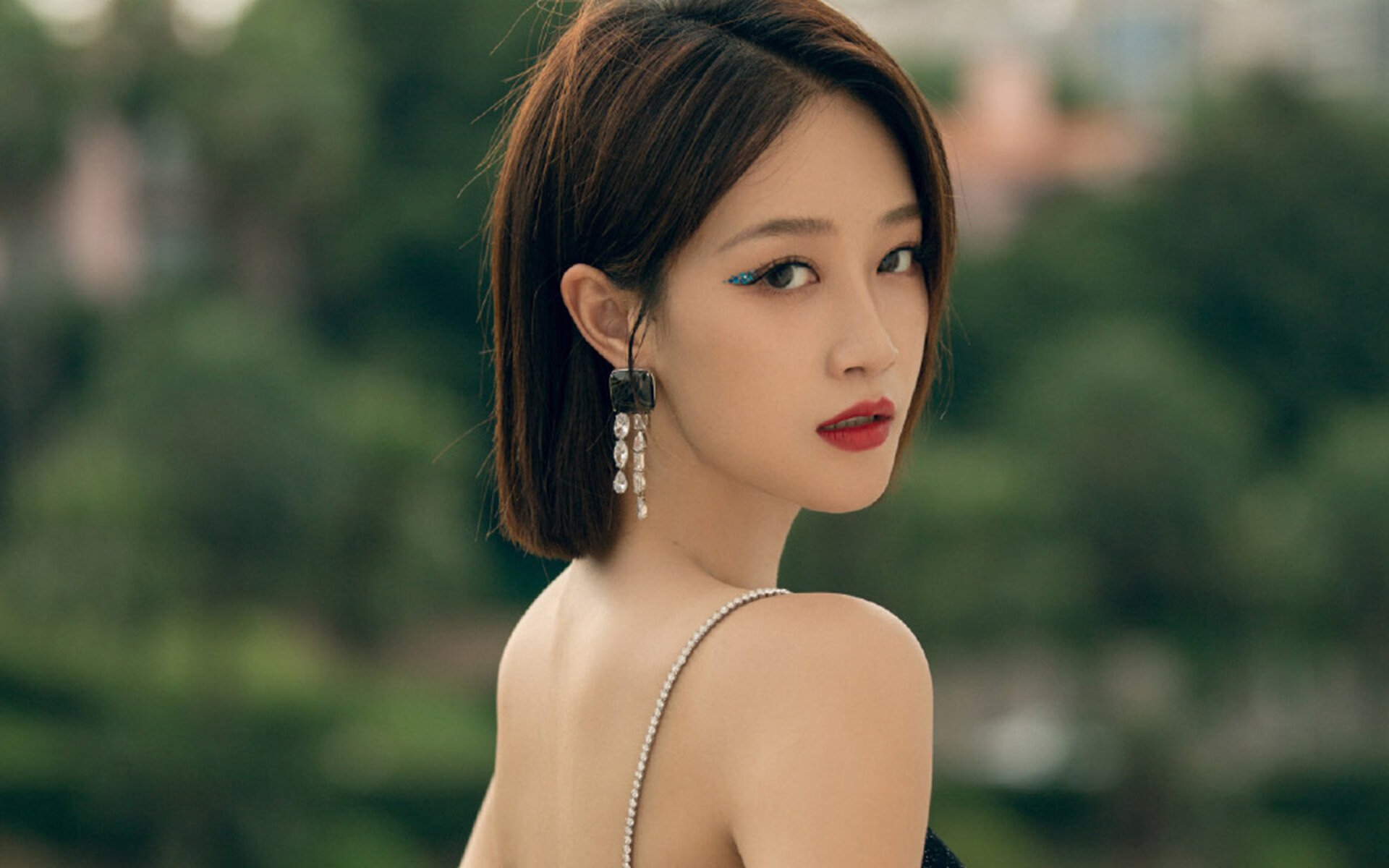 当绝杀球划过老特拉福德的夜空,NBA季后赛硝烟中的绿茵启示录